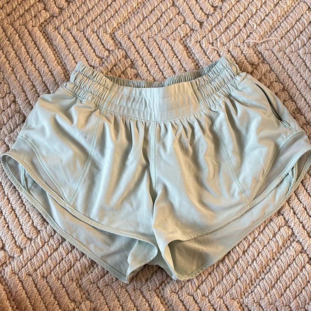 mint hottyhot 2.5 inch lululemon shorts